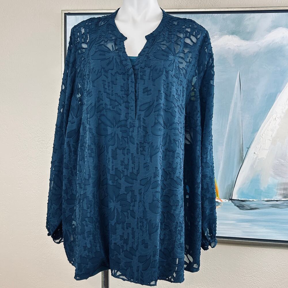 Torrid Blouse Tunic length size 26 and cami size 22/24 NWT - Picture 2 of 10